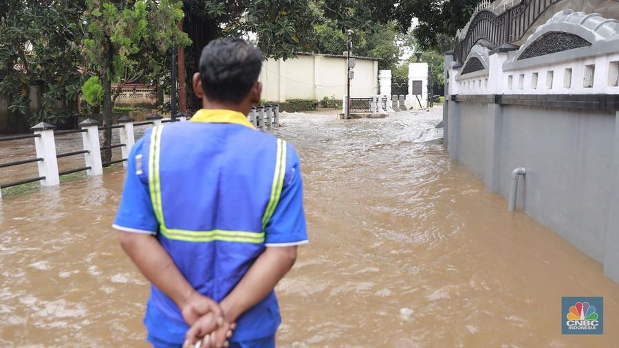 Petugas Sumber Daya Air (SDA) tampak mengangkat tumpukan sampah yang tersangkut di aliran Kali Krukut, kawasan Perumahan Puri Mutiara, Cilandak, Jakarta Selatan, Senin (12/1/2026). (CNBC Indonesia/Muhammad Sabki)