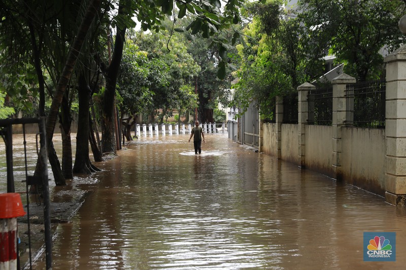 Petugas Sumber Daya Air (SDA) tampak mengangkat tumpukan sampah yang tersangkut di aliran Kali Krukut, kawasan Perumahan Puri Mutiara, Cilandak, Jakarta Selatan, Senin (12/1/2026). (CNBC Indonesia/Muhammad Sabki)