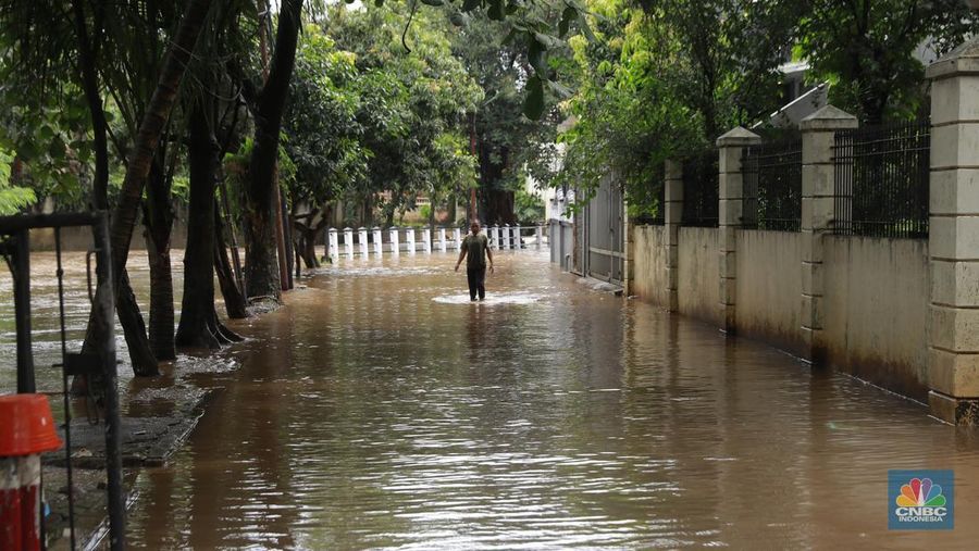 Petugas Sumber Daya Air (SDA) tampak mengangkat tumpukan sampah yang tersangkut di aliran Kali Krukut, kawasan Perumahan Puri Mutiara, Cilandak, Jakarta Selatan, Senin (12/1/2026). (CNBC Indonesia/Muhammad Sabki)