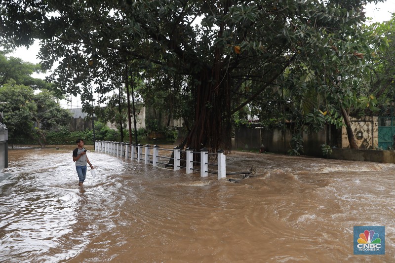 Petugas Sumber Daya Air (SDA) tampak mengangkat tumpukan sampah yang tersangkut di aliran Kali Krukut, kawasan Perumahan Puri Mutiara, Cilandak, Jakarta Selatan, Senin (12/1/2026). (CNBC Indonesia/Muhammad Sabki)