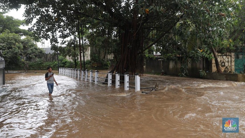 Petugas Sumber Daya Air (SDA) tampak mengangkat tumpukan sampah yang tersangkut di aliran Kali Krukut, kawasan Perumahan Puri Mutiara, Cilandak, Jakarta Selatan, Senin (12/1/2026). (CNBC Indonesia/Muhammad Sabki)