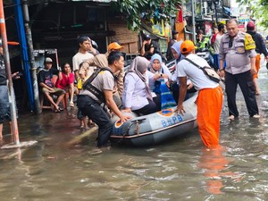 Respons Cepat Polisi-PPSU Evakuasi Bu Guru Kecelakaan Saat Banjir di Jakut