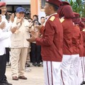 Presiden Prabowo Subianto saat tiba untuk resmikan 166 Soklah Rakyat di 34 Provinsi, Banjarbaru, Senin (12/2026). (YouTube/Sekretariat Presiden)