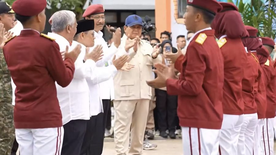 Presiden Prabowo Subianto saat tiba untuk resmikan 166 Soklah Rakyat di 34 Provinsi, Banjarbaru, Senin (12/2026). (YouTube/Sekretariat Presiden)