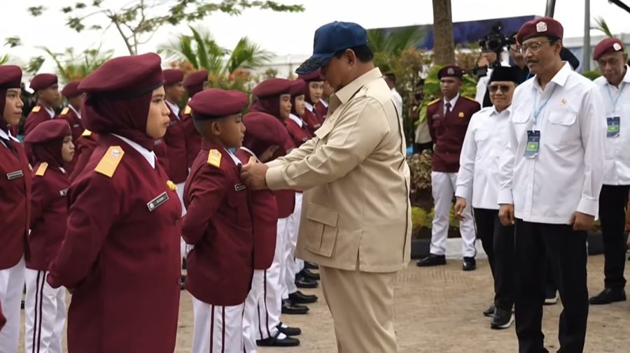 Presiden Prabowo Subianto saat tiba untuk resmikan 166 Soklah Rakyat di 34 Provinsi, Banjarbaru, Senin (12/2026). (YouTube/Sekretariat Presiden)
