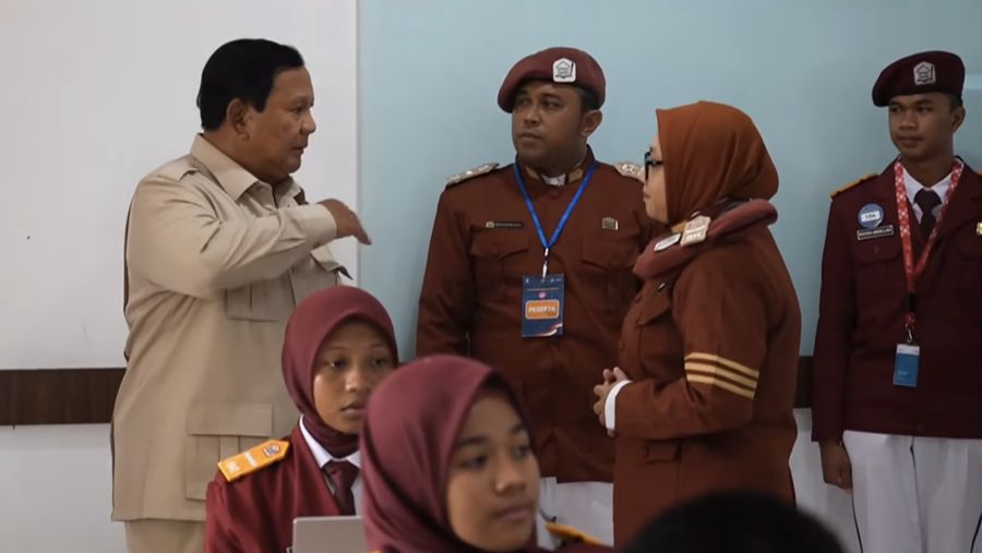 Presiden Prabowo Subianto saat tiba untuk rmenghadiri peresmian 166 Soklah Rakyat di 34 Provinsi, Banjarbaru, Senin (12/2026). (YouTube/Sekretariat Presiden)