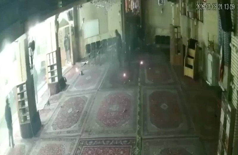 Rekaman kamera pengawas memperlihatkan bagian dalam Masjid Abuzar di Teheran dirusak oleh sekelompok orang pada Kamis (8/1). (Tangkapan Layar Video Reuters/SOCIAL MEDIA)