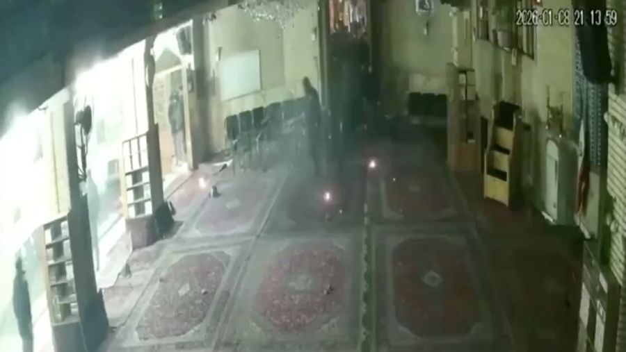 Rekaman kamera pengawas memperlihatkan bagian dalam Masjid Abuzar di Teheran dirusak oleh sekelompok orang pada Kamis (8/1). (Tangkapan Layar Video Reuters/SOCIAL MEDIA)