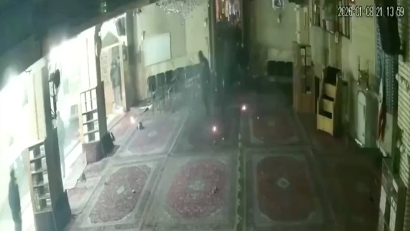 Rekaman kamera pengawas memperlihatkan bagian dalam Masjid Abuzar di Teheran dirusak oleh sekelompok orang pada Kamis (8/1). (Tangkapan Layar Video Reuters/SOCIAL MEDIA)