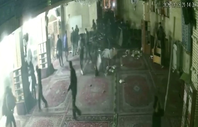 Rekaman kamera pengawas memperlihatkan bagian dalam Masjid Abuzar di Teheran dirusak oleh sekelompok orang pada Kamis (8/1). (Tangkapan Layar Video Reuters/SOCIAL MEDIA)