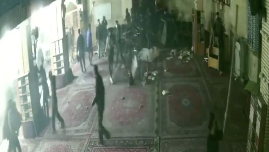 Rekaman kamera pengawas memperlihatkan bagian dalam Masjid Abuzar di Teheran dirusak oleh sekelompok orang pada Kamis (8/1). (Tangkapan Layar Video Reuters/SOCIAL MEDIA)