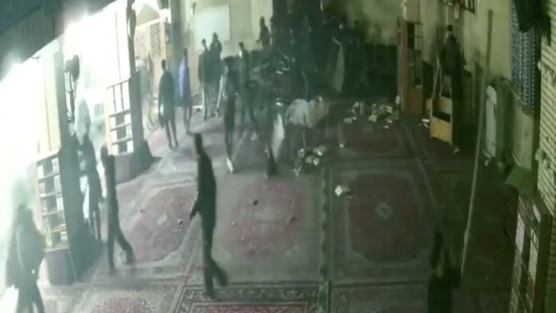 Rekaman kamera pengawas memperlihatkan bagian dalam Masjid Abuzar di Teheran dirusak oleh sekelompok orang pada Kamis (8/1). (Tangkapan Layar Video Reuters/SOCIAL MEDIA)