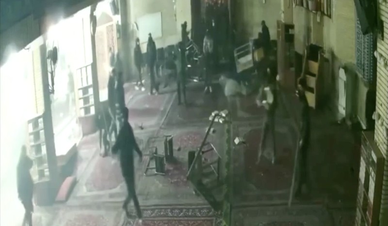 Rekaman kamera pengawas memperlihatkan bagian dalam Masjid Abuzar di Teheran dirusak oleh sekelompok orang pada Kamis (8/1). (Tangkapan Layar Video Reuters/SOCIAL MEDIA)