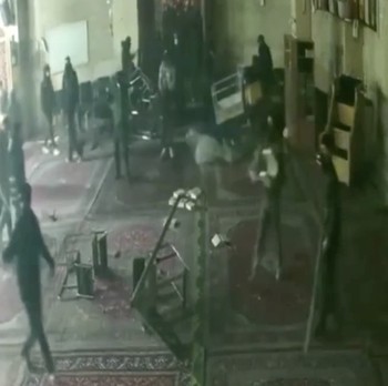 Iran Memanas! Ini Potret Detik-detik Massa Emosi Bakar Masjid