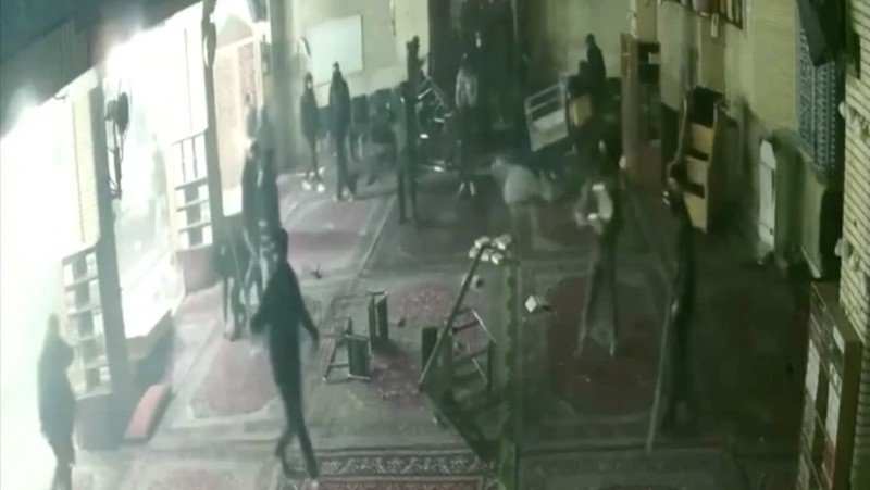 Rekaman kamera pengawas memperlihatkan bagian dalam Masjid Abuzar di Teheran dirusak oleh sekelompok orang pada Kamis (8/1). (Tangkapan Layar Video Reuters/SOCIAL MEDIA)