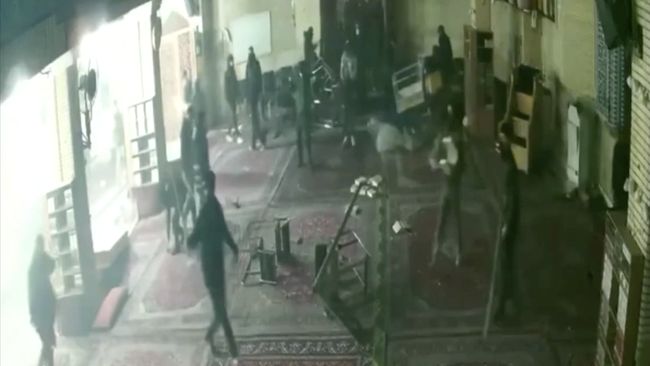 Iran Memanas! Ini Potret Detik-detik Massa Emosi Bakar Masjid