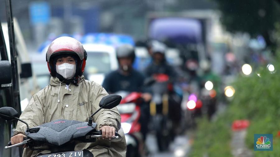 Sejumlah kendaraan roda dua dan roda empat terjebak macet di Jalan Raya Parung-Ciputat, Senin (12/1/2026). (CNBC Indonesia/Muhammad Sabki)