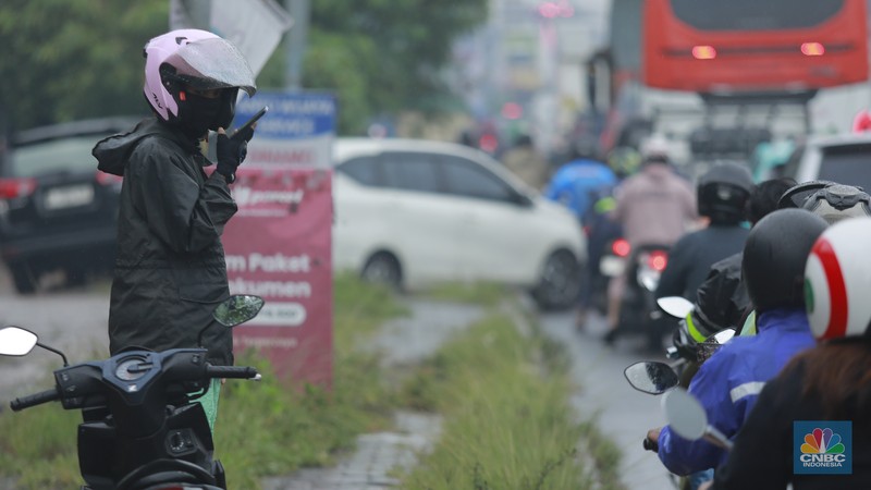 Sejumlah kendaraan roda dua dan roda empat terjebak macet di Jalan Raya Parung-Ciputat, Senin (12/1/2026). (CNBC Indonesia/Muhammad Sabki)