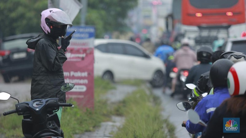 Sejumlah kendaraan roda dua dan roda empat terjebak macet di Jalan Raya Parung-Ciputat, Senin (12/1/2026). (CNBC Indonesia/Muhammad Sabki)