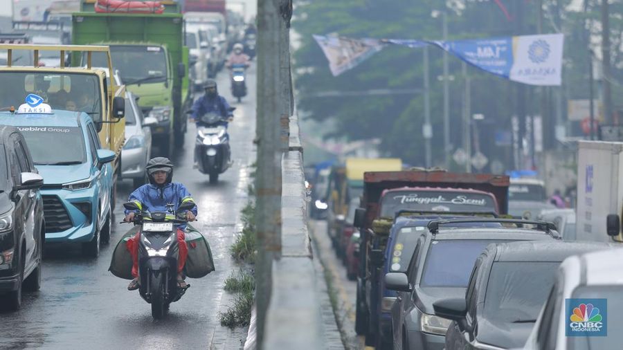 Sejumlah kendaraan roda dua dan roda empat terjebak macet di Jalan Raya Parung-Ciputat, Senin (12/1/2026). (CNBC Indonesia/Muhammad Sabki)
