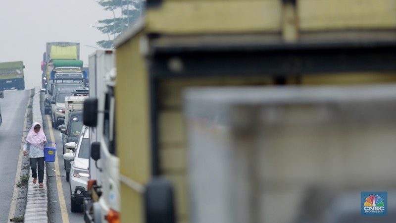 Sejumlah kendaraan roda dua dan roda empat terjebak macet di Jalan Raya Parung-Ciputat, Senin (12/1/2026). (CNBC Indonesia/Muhammad Sabki)