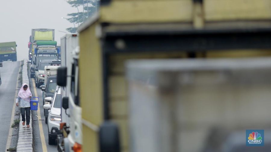 Sejumlah kendaraan roda dua dan roda empat terjebak macet di Jalan Raya Parung-Ciputat, Senin (12/1/2026). (CNBC Indonesia/Muhammad Sabki)