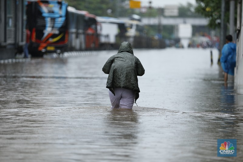Sejumlah wilayah di Pademangan Barat, Jakarta Utara  terpantau dilanda banjir akibat hujan deras, Senin (12/1/2026). (CNBC Indonesia/Tri Susilo)