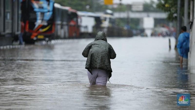 Sejumlah wilayah di Pademangan Barat, Jakarta Utara  terpantau dilanda banjir akibat hujan deras, Senin (12/1/2026). (CNBC Indonesia/Tri Susilo)