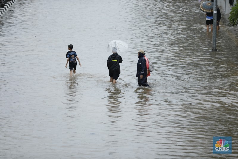 Sejumlah wilayah di Pademangan Barat, Jakarta Utara  terpantau dilanda banjir akibat hujan deras, Senin (12/1/2026). (CNBC Indonesia/Tri Susilo)