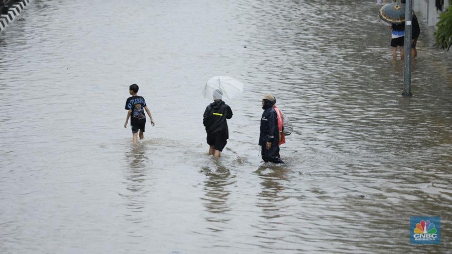 Sejumlah wilayah di Pademangan Barat, Jakarta Utara  terpantau dilanda banjir akibat hujan deras, Senin (12/1/2026). (CNBC Indonesia/Tri Susilo)