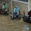 Banjir Rendam Jakarta Utara, Motor Mogok & Lalu Lintas Lumpuh