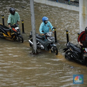 Banjir Rendam Jakarta Utara, Motor Mogok & Lalu Lintas Lumpuh