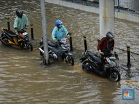 Banjir Rendam Jakarta Utara, Motor Mogok & Lalu Lintas Lumpuh