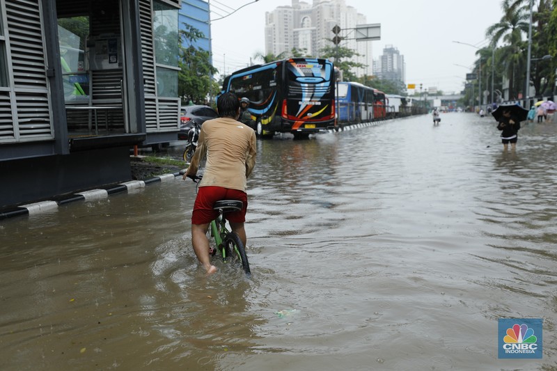 Sejumlah wilayah di Pademangan Barat, Jakarta Utara  terpantau dilanda banjir akibat hujan deras, Senin (12/1/2026). (CNBC Indonesia/Tri Susilo)