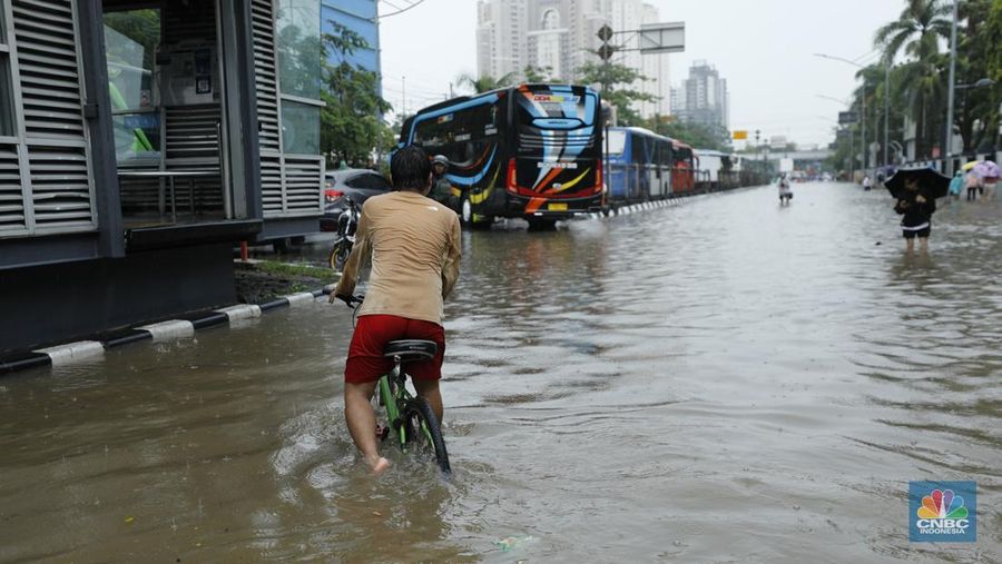Sejumlah wilayah di Pademangan Barat, Jakarta Utara  terpantau dilanda banjir akibat hujan deras, Senin (12/1/2026). (CNBC Indonesia/Tri Susilo)