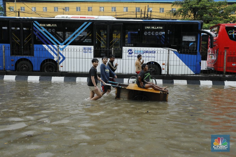 Sejumlah wilayah di Pademangan Barat, Jakarta Utara  terpantau dilanda banjir akibat hujan deras, Senin (12/1/2026). (CNBC Indonesia/Tri Susilo)