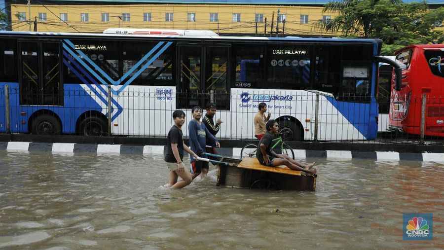 Sejumlah wilayah di Pademangan Barat, Jakarta Utara  terpantau dilanda banjir akibat hujan deras, Senin (12/1/2026). (CNBC Indonesia/Tri Susilo)