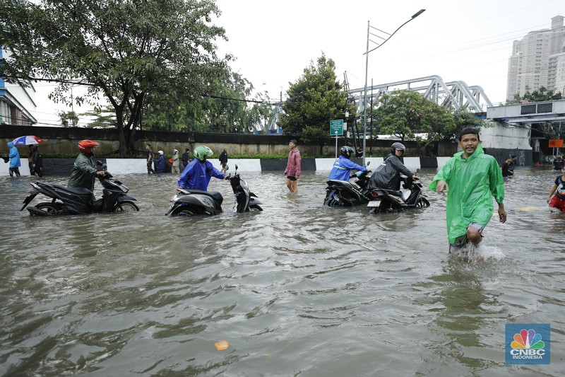 Sejumlah wilayah di Pademangan Barat, Jakarta Utara  terpantau dilanda banjir akibat hujan deras, Senin (12/1/2026). (CNBC Indonesia/Tri Susilo)
