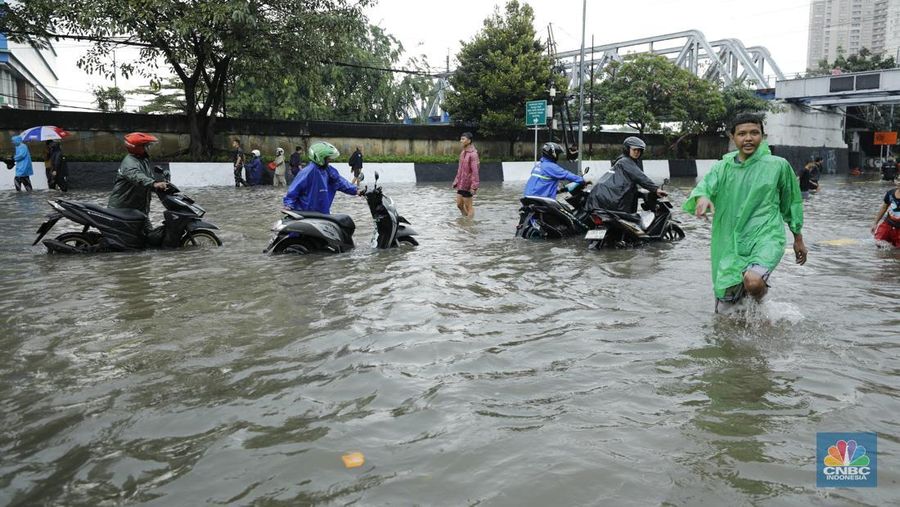 Sejumlah wilayah di Pademangan Barat, Jakarta Utara  terpantau dilanda banjir akibat hujan deras, Senin (12/1/2026). (CNBC Indonesia/Tri Susilo)