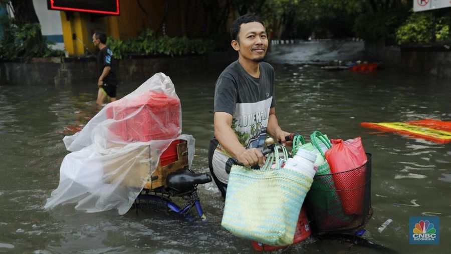 Sejumlah wilayah di Pademangan Barat, Jakarta Utara  terpantau dilanda banjir akibat hujan deras, Senin (12/1/2026). (CNBC Indonesia/Tri Susilo)