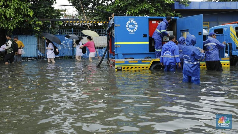 Sejumlah wilayah di Pademangan Barat, Jakarta Utara  terpantau dilanda banjir akibat hujan deras, Senin (12/1/2026). (CNBC Indonesia/Tri Susilo)