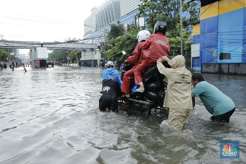Sejumlah wilayah di Pademangan Barat, Jakarta Utara  terpantau dilanda banjir akibat hujan deras, Senin (12/1/2026). (CNBC Indonesia/Tri Susilo)