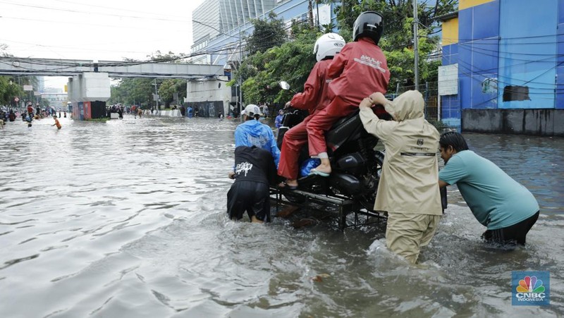 Sejumlah wilayah di Pademangan Barat, Jakarta Utara  terpantau dilanda banjir akibat hujan deras, Senin (12/1/2026). (CNBC Indonesia/Tri Susilo)