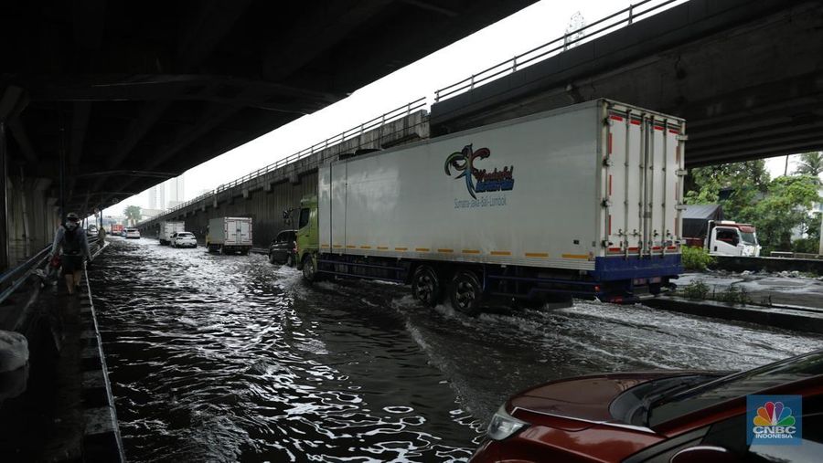 Sejumlah wilayah di Pademangan Barat, Jakarta Utara  terpantau dilanda banjir akibat hujan deras, Senin (12/1/2026). (CNBC Indonesia/Tri Susilo)