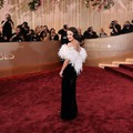 Selena Gomez berpose di karpet merah pada acara Golden Globes ke-83 di Beverly Hills, California, AS, Minggu (11/1/2026). (REUTERS/Daniel Cole)