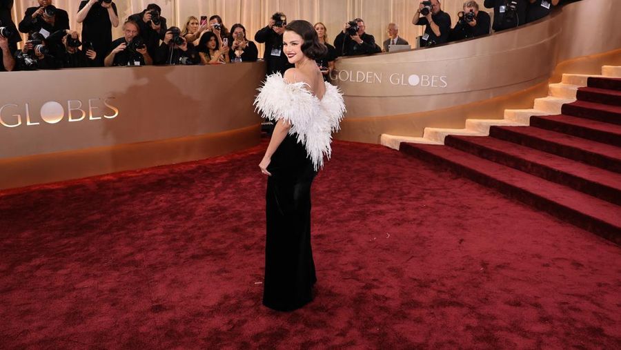 Lisa berpose di karpet merah pada acara Golden Globes ke-83 di Beverly Hills, California, AS, Minggu (11/1/2026). (REUTERS/Daniel Cole)