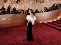 Selena Gomez berpose di karpet merah pada acara Golden Globes ke-83 di Beverly Hills, California, AS, Minggu (11/1/2026). (REUTERS/Daniel Cole)