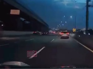 Ngeri! SUV Bongsor Ngebut di Tol, Nyalip dari Kiri Melintir Berujung Kecelakaan