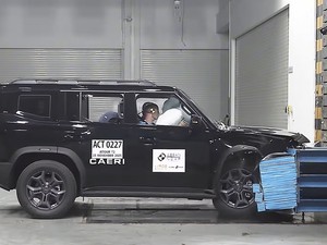 Detik-detik Mobil China Jetour T2 Dites Tabrak, Begini Hasilnya