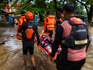 Banjir Sukabumi: 10 Orang Terjebak di Puskesmas Palabuhanratu